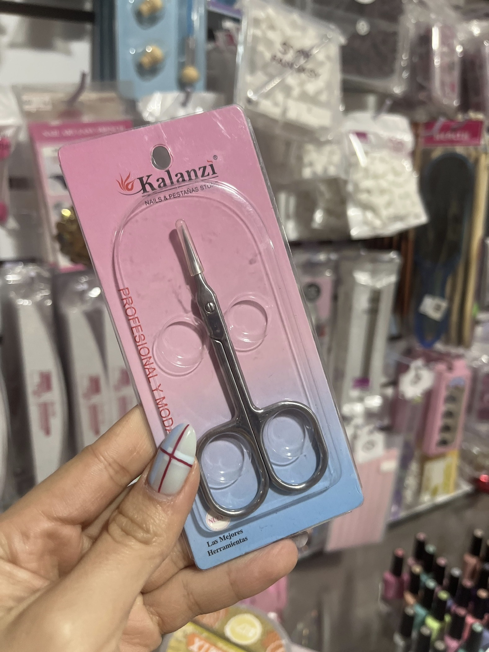 AGOTADO Tijeras para manicura