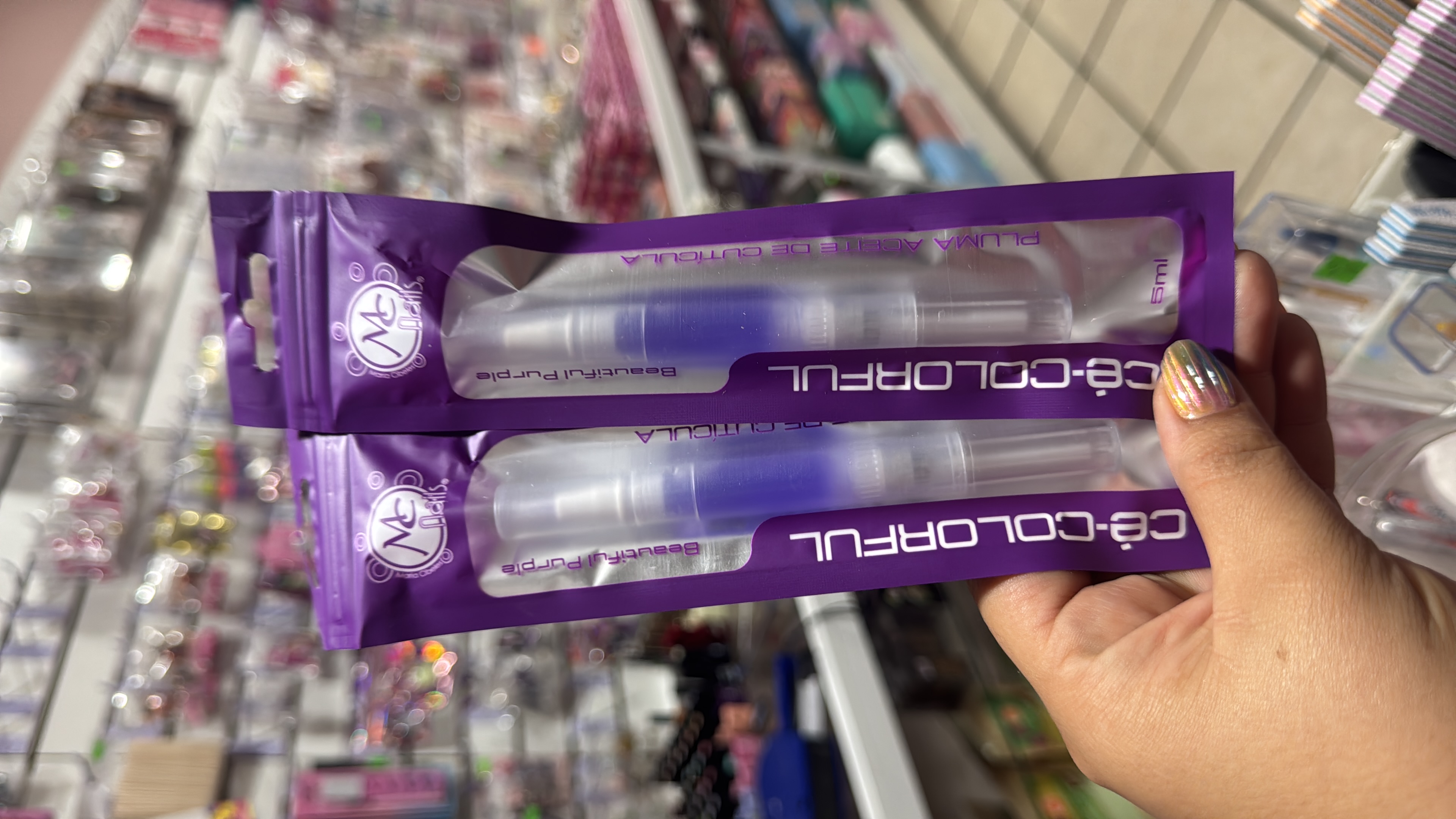 Aceite de cutícula en pluma uva