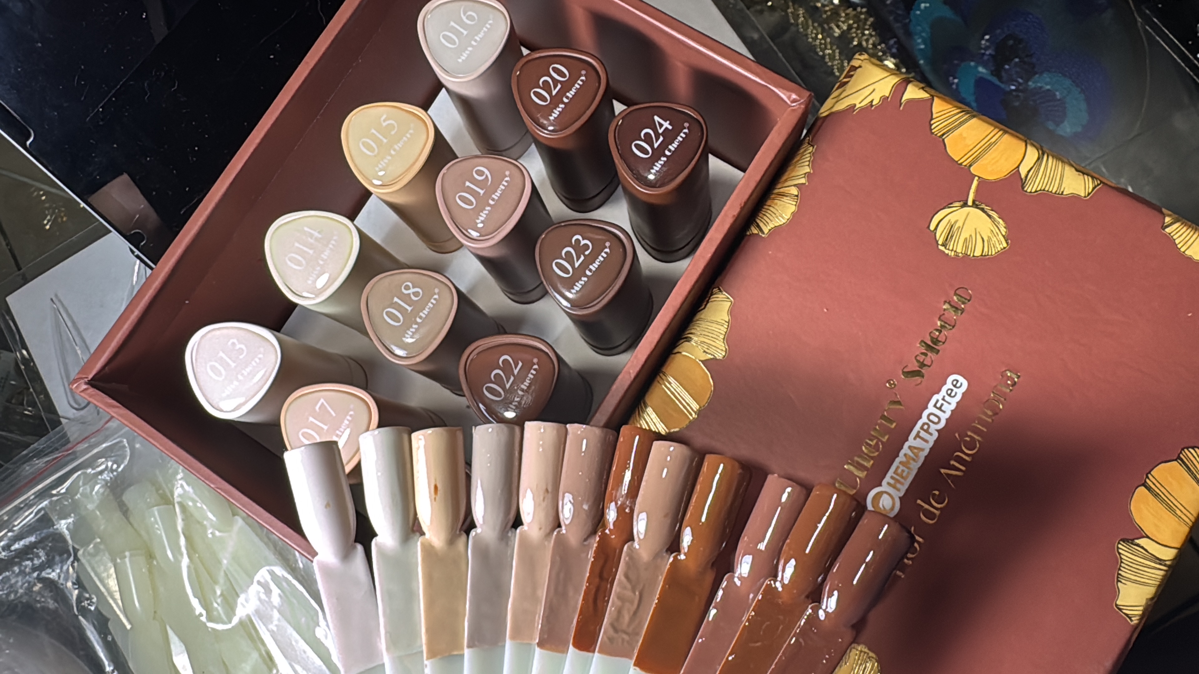 AGOTADA Gama Flor de Anémona B (Café)