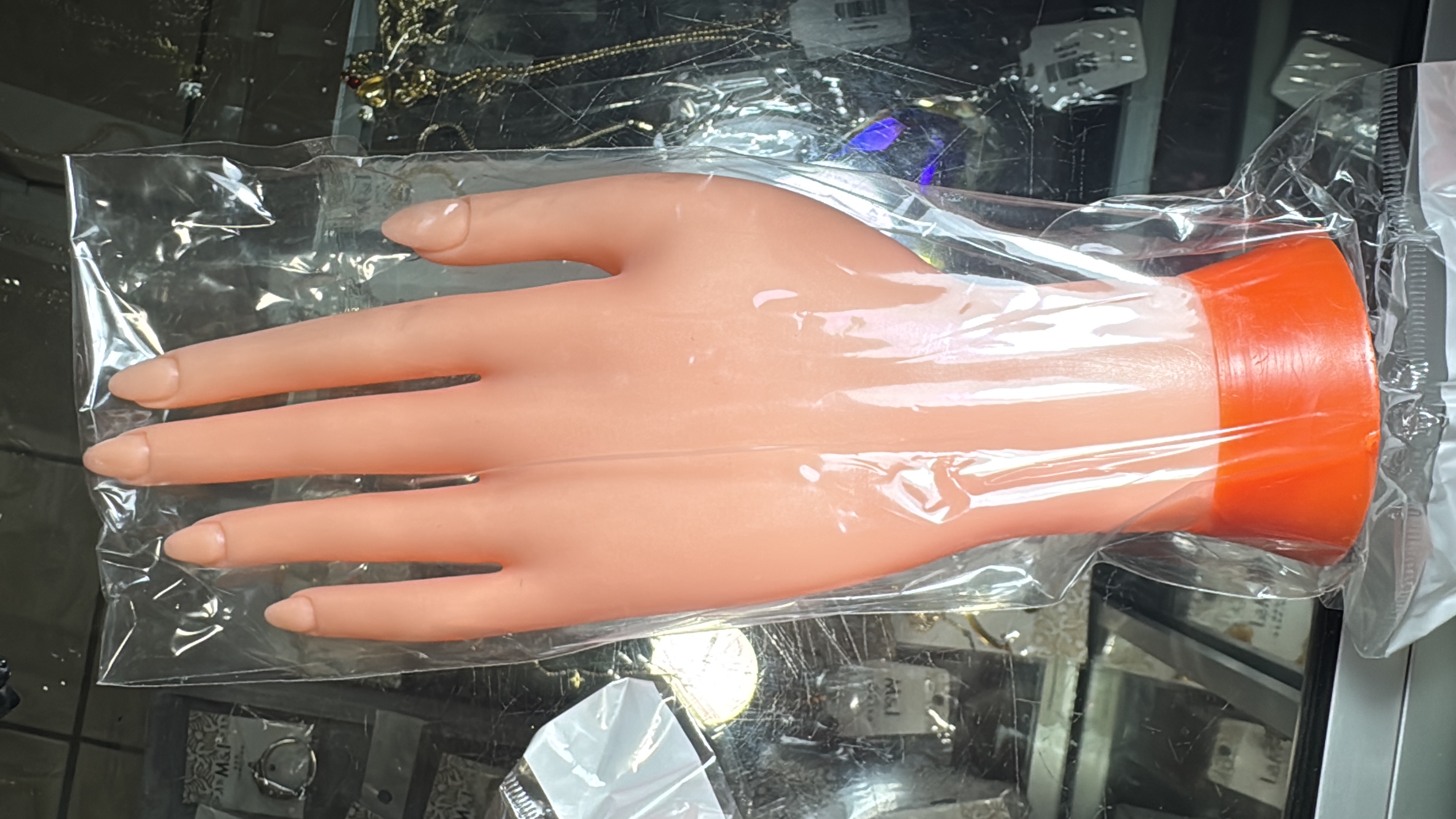 Mano de práctica con uña