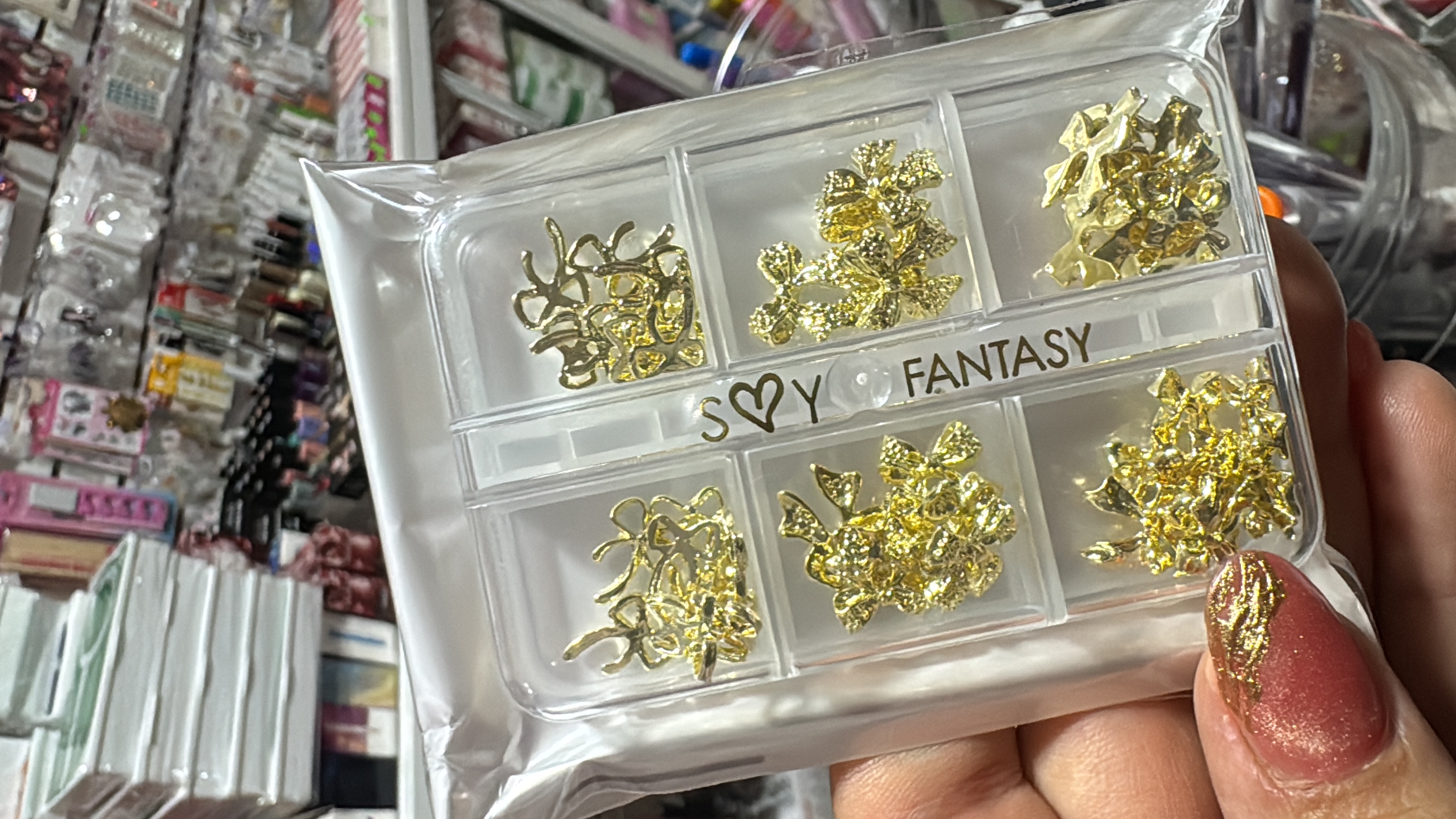 Cartera de moños dorados